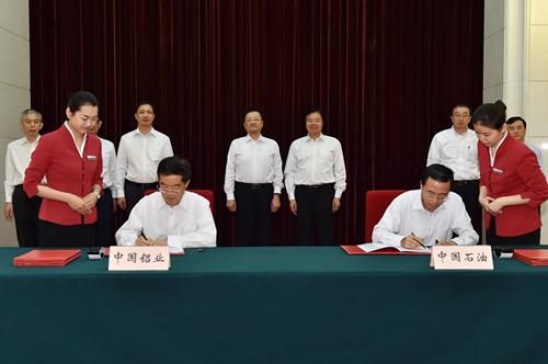 5月23日,中国石油与中国铝业签署战略合作协议。常正乐 摄